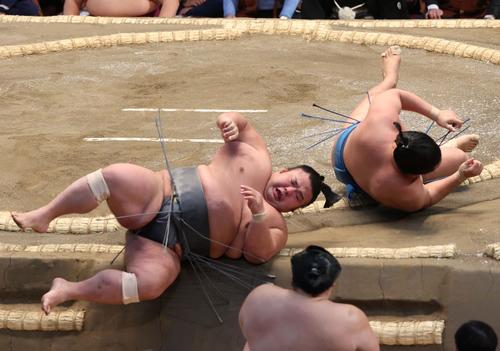 大相撲春場所3日目　豊昇龍（右）はすくい投げで貴景勝を破る（撮影・上田博志）＝2022年3月15日、エディオンアリーナ大阪