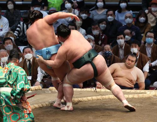 大相撲春場所3日目　琴勝峰（左）は豊山に寄り切りで敗れる（撮影・上田博志）
