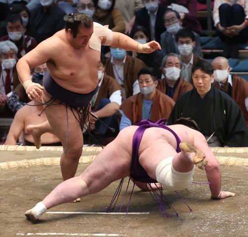 大相撲春場所3日目　千代の国（左）は栃ノ心に引き落としで破る（撮影・上田博志）