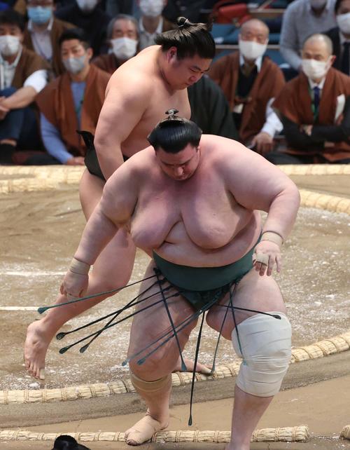 大相撲春場所3日目　碧山を押し出しで破る若元春（撮影・上田博志）