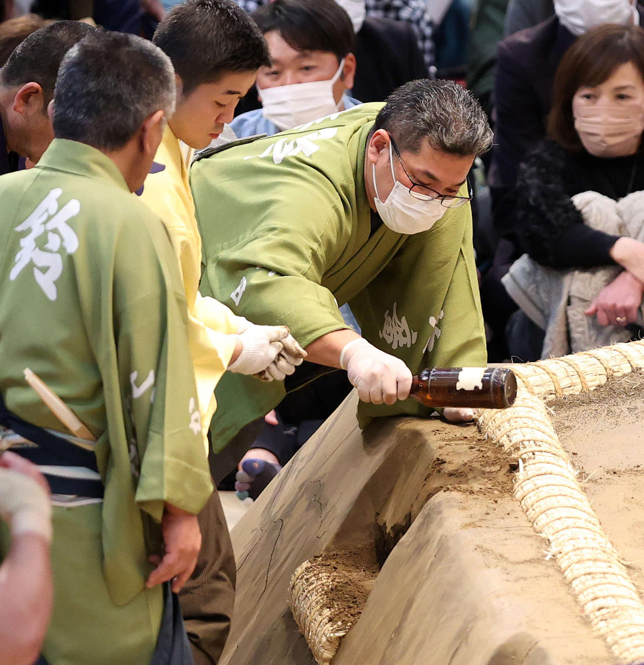 土俵を直す呼び出し（撮影・鈴木正人）