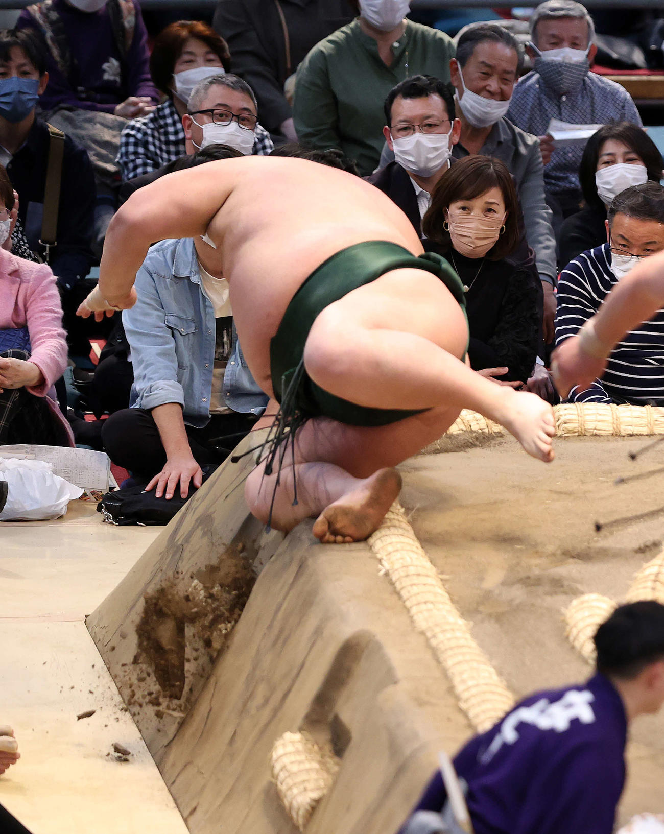 土俵を壊したのは千代大龍（撮影・鈴木正人）