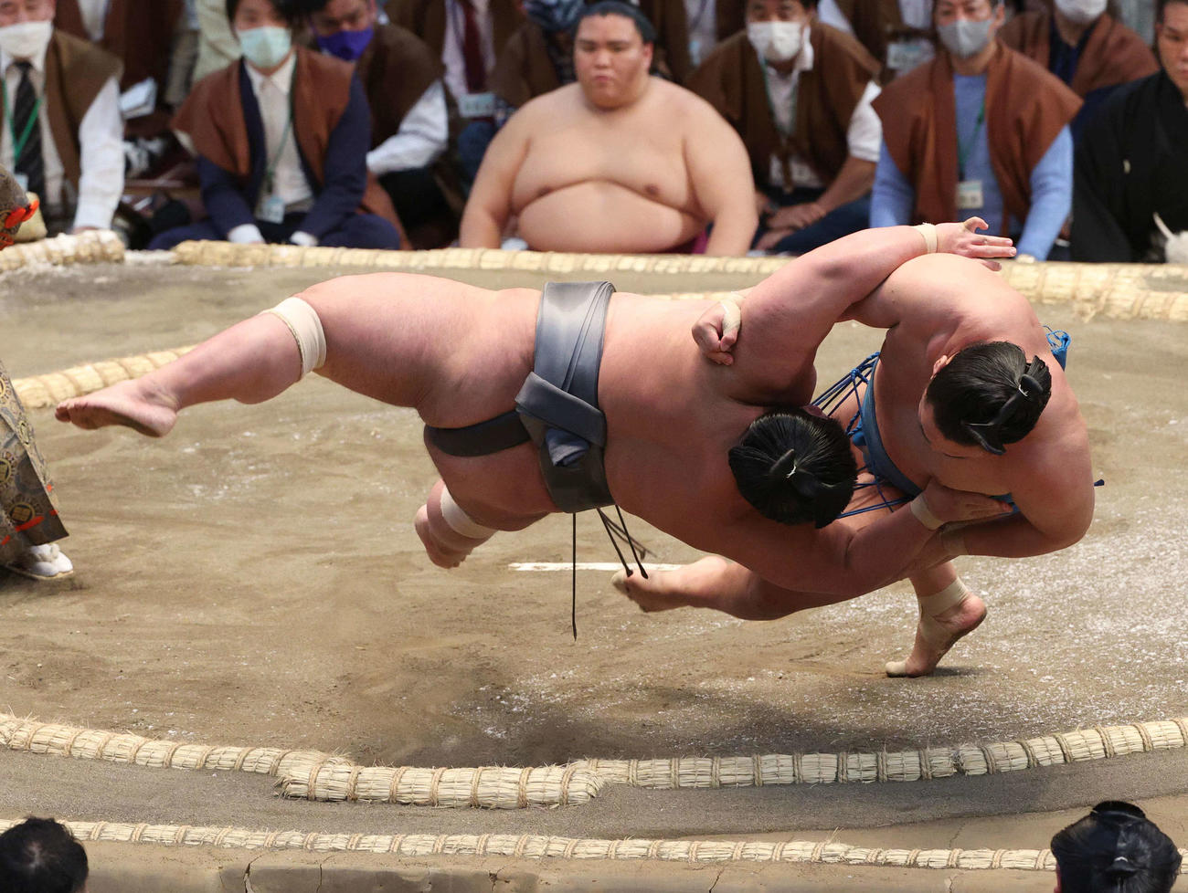 豊昇龍（右）はすくい投げで貴景勝を破る（撮影・上田博志）