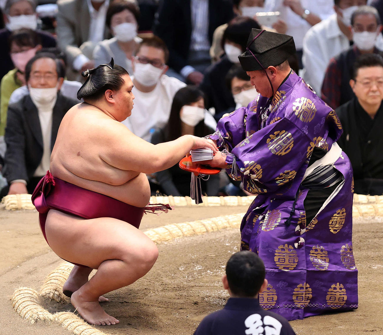 懸賞金の束を受け取る御嶽海（撮影・鈴木正人）