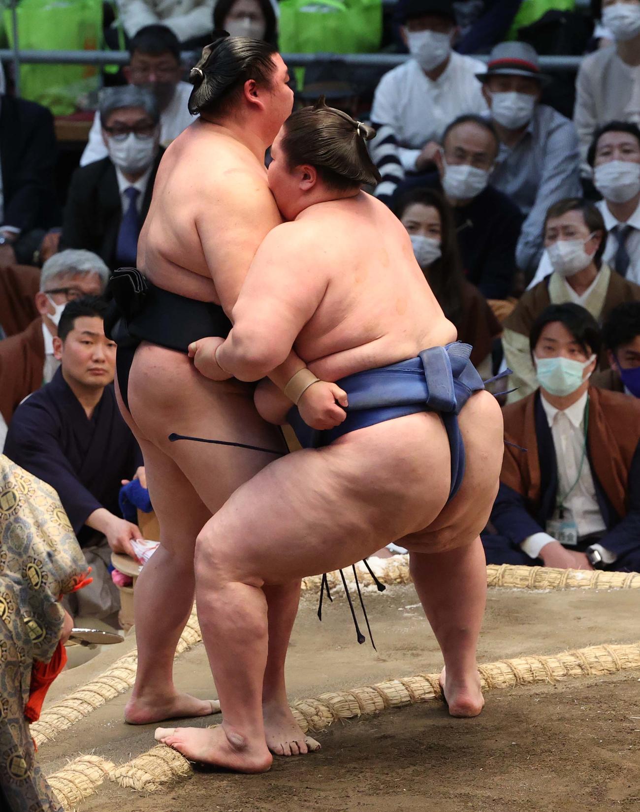 大相撲春場所3日目　正代（右）を寄り切りで破る逸ノ城（撮影・上田博志）
