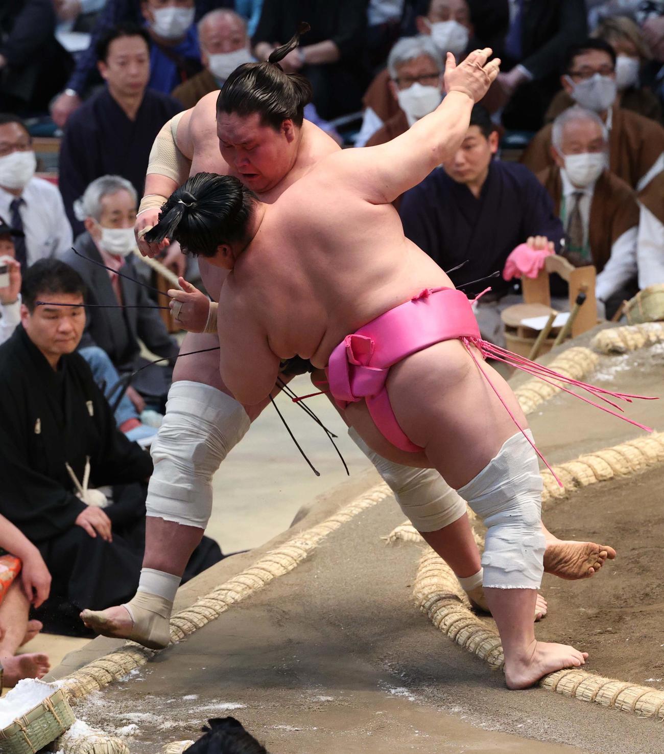 大相撲春場所3日目　照ノ富士（奥）は押し出しで宇良を破る（撮影・上田博志）