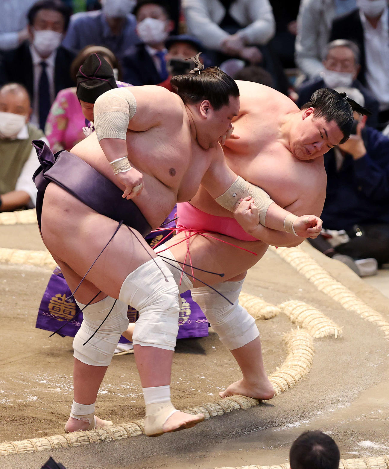 土俵際で照ノ富士（左）に肩すかしを仕掛ける宇良（撮影・鈴木正人）