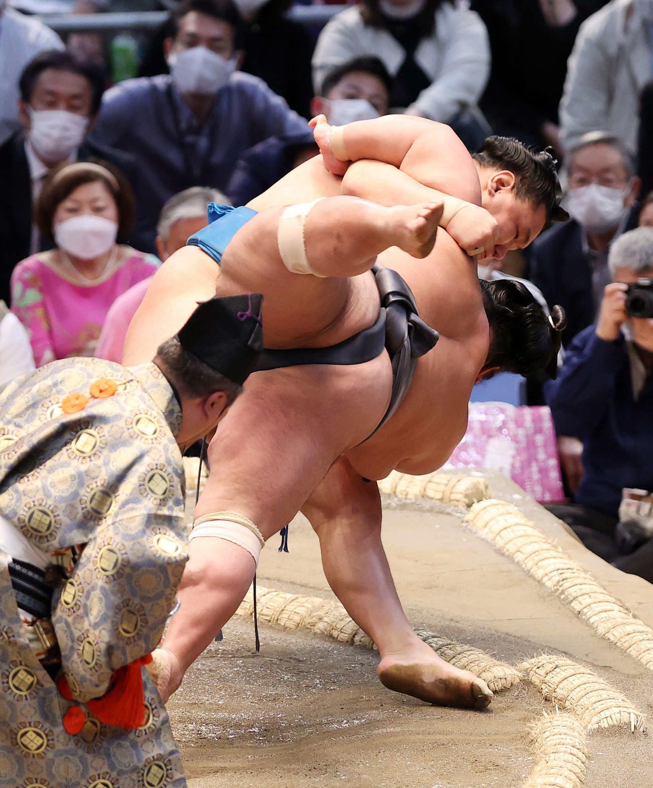 貴景勝（手前）をすくい投げで破る豊昇龍（撮影・鈴木正人）