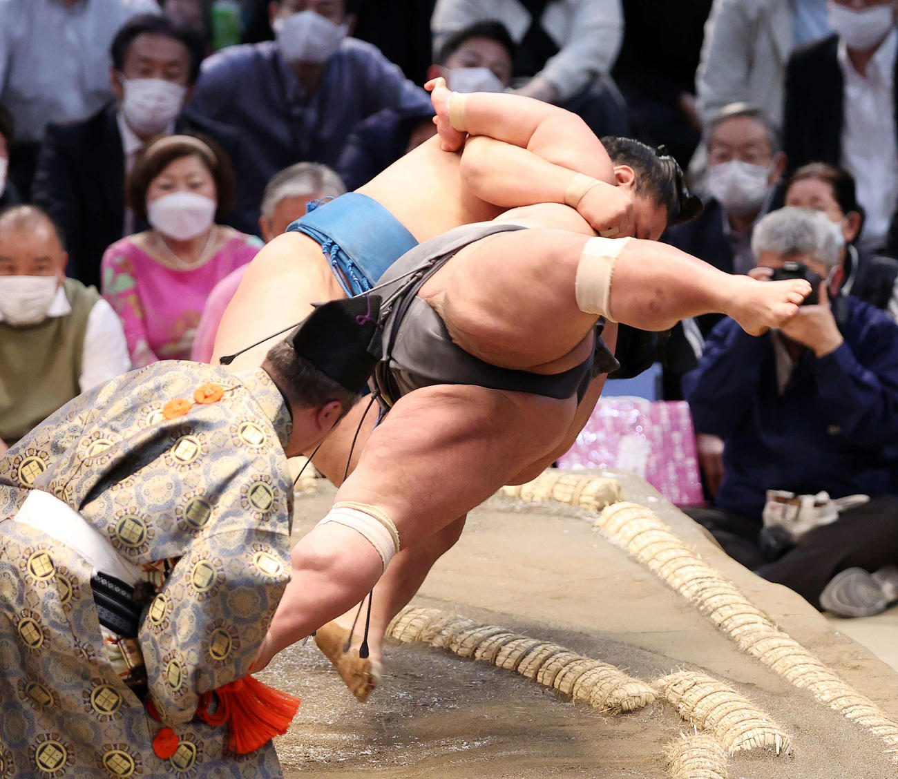 貴景勝（手前）をすくい投げで破る豊昇龍（撮影・鈴木正人）