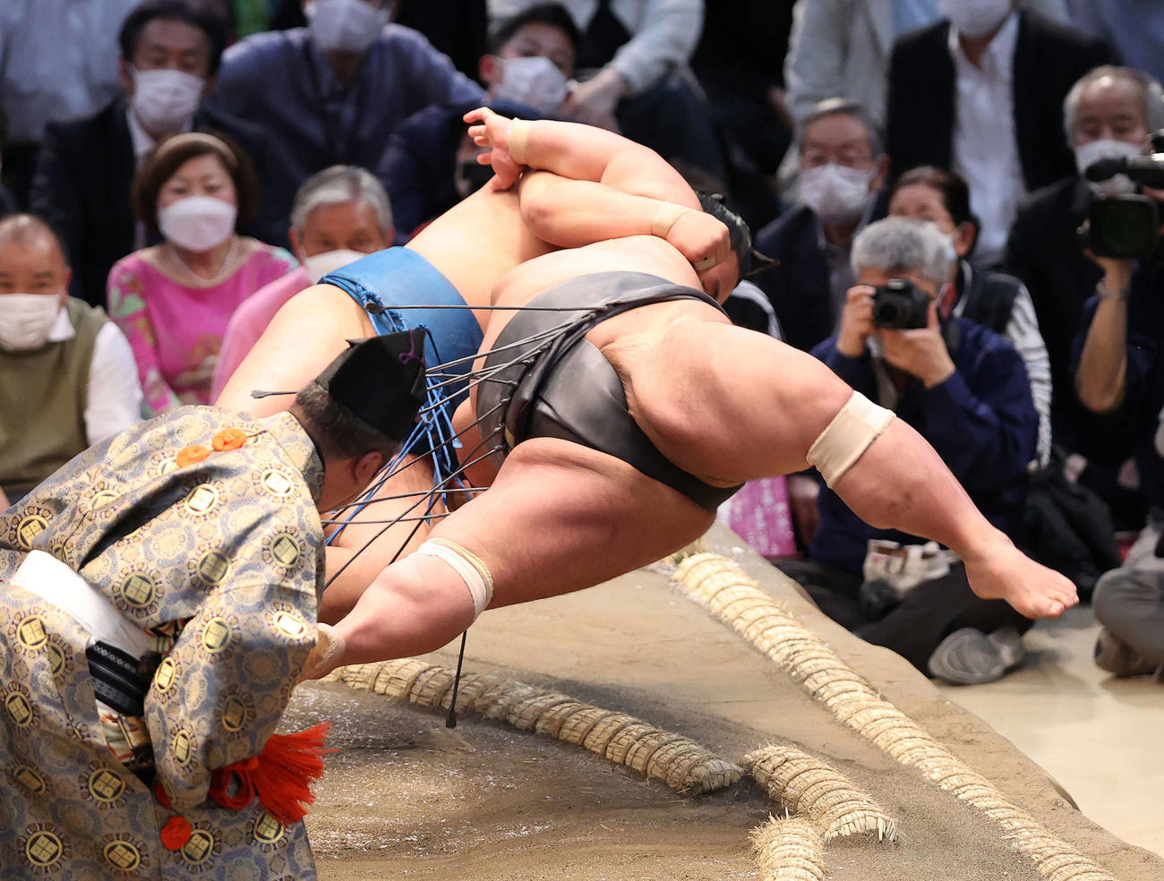 貴景勝（手前）をすくい投げで破る豊昇龍（撮影・鈴木正人）