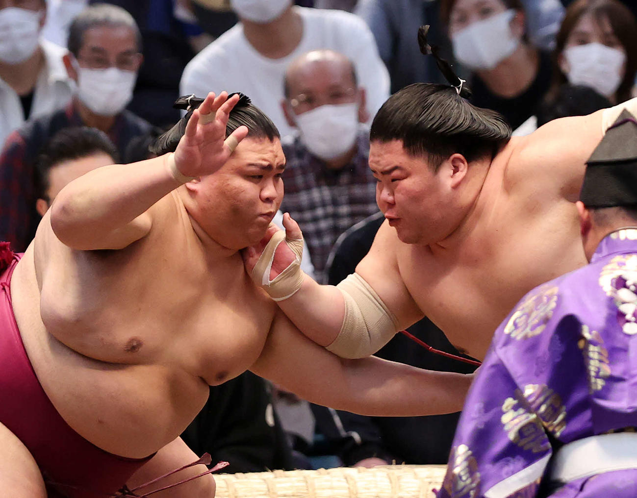 大栄翔（右）と攻め合う御嶽海（撮影・鈴木正人）