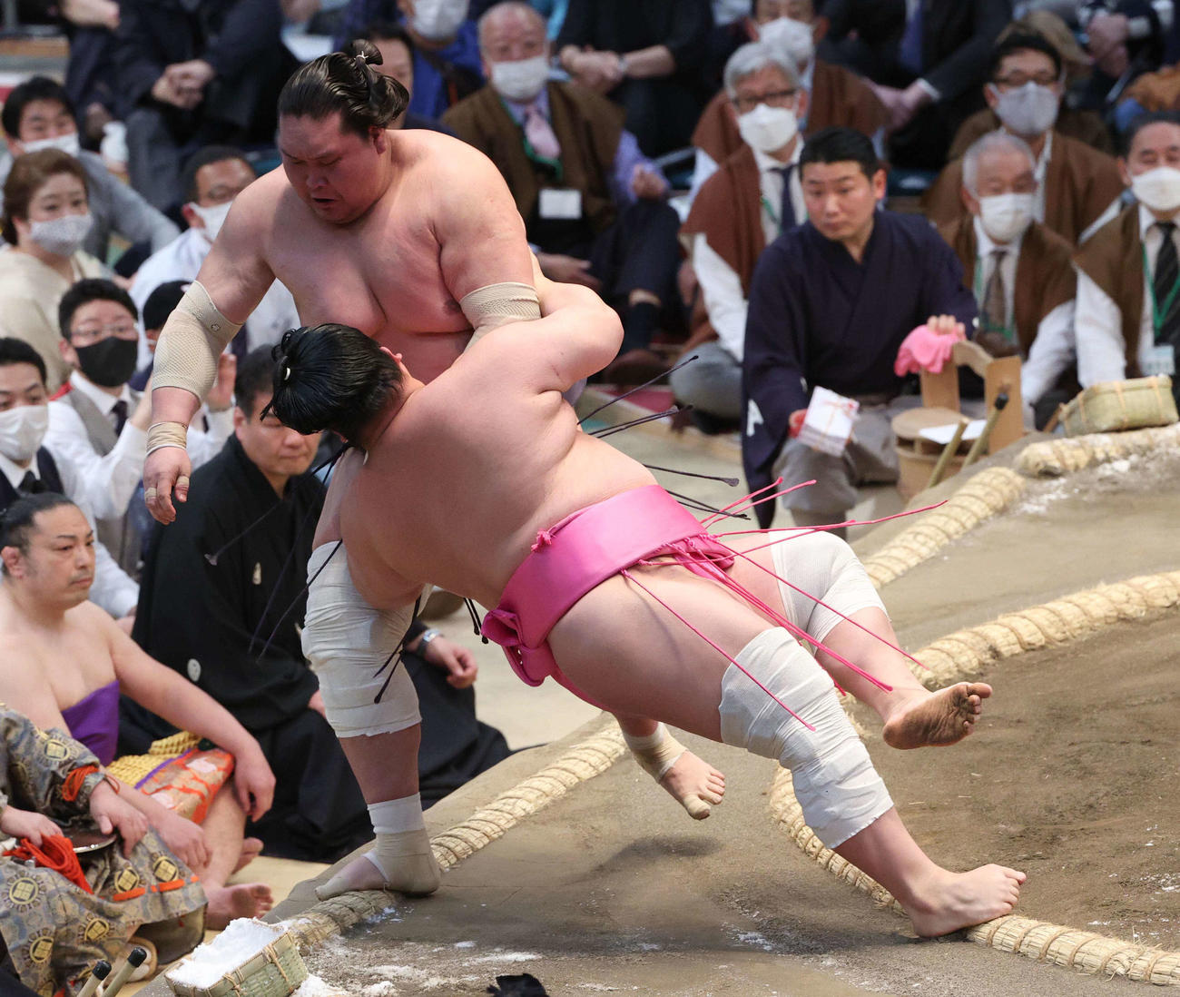 大相撲春場所3日目　照ノ富士（奥）は押し出しで宇良を破る（撮影・上田博志）