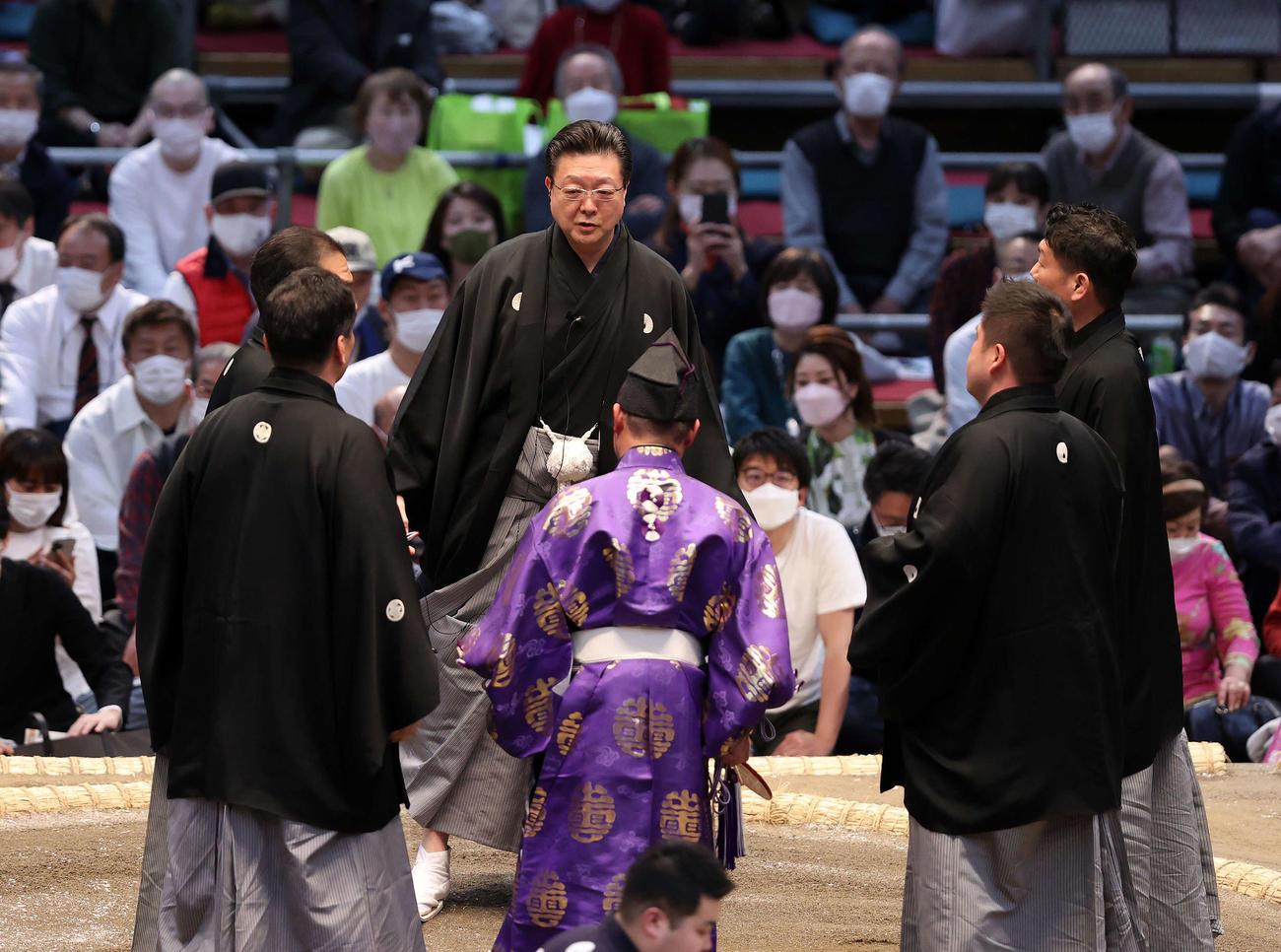 照ノ富士と宇良との一番で物言いが付き協議する審判団（撮影・鈴木正人）