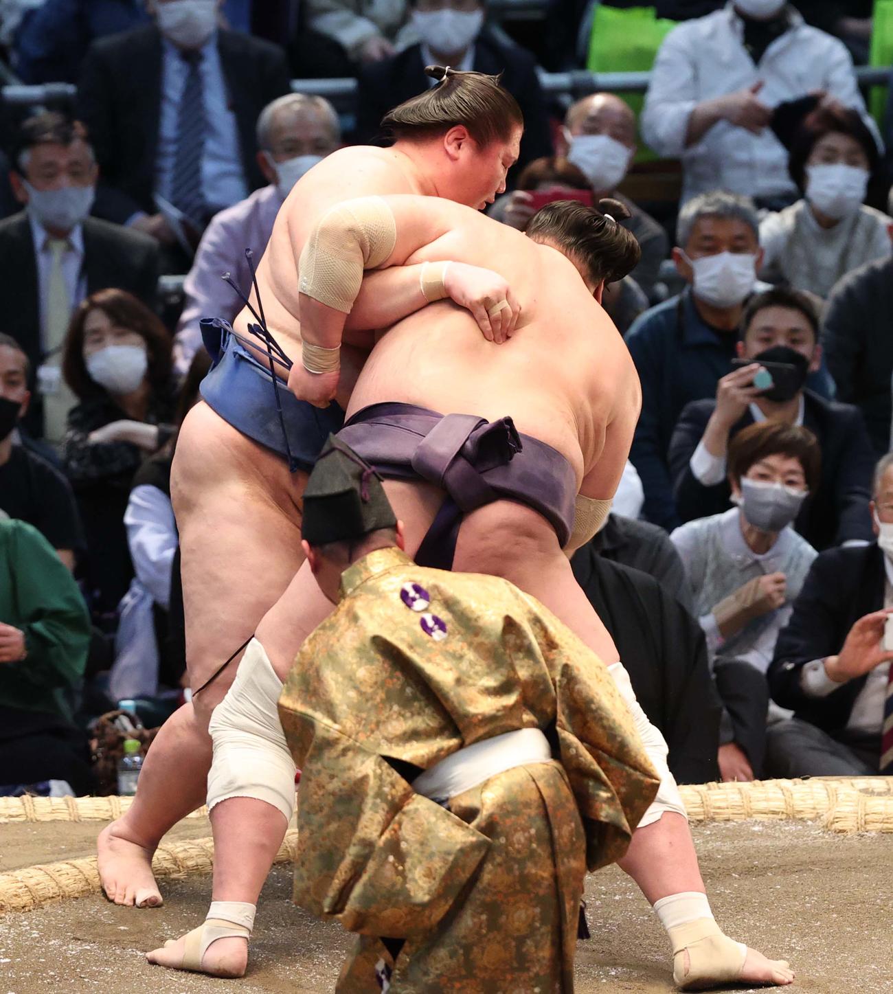 逸ノ城（左）を寄り切りで破る照ノ富士（撮影・上田博志）