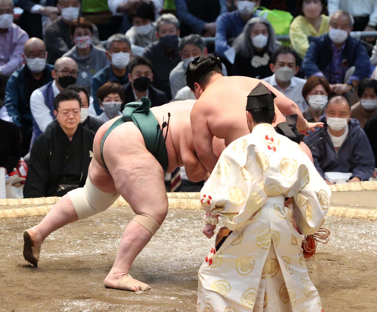 碧山（左）を突き落としで破る妙義龍（撮影・上田博志）