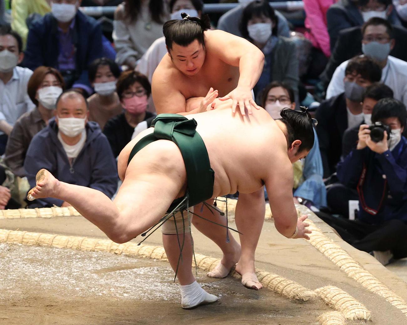 隠岐の海をはたき込みで破る翔猿（撮影・上田博志）