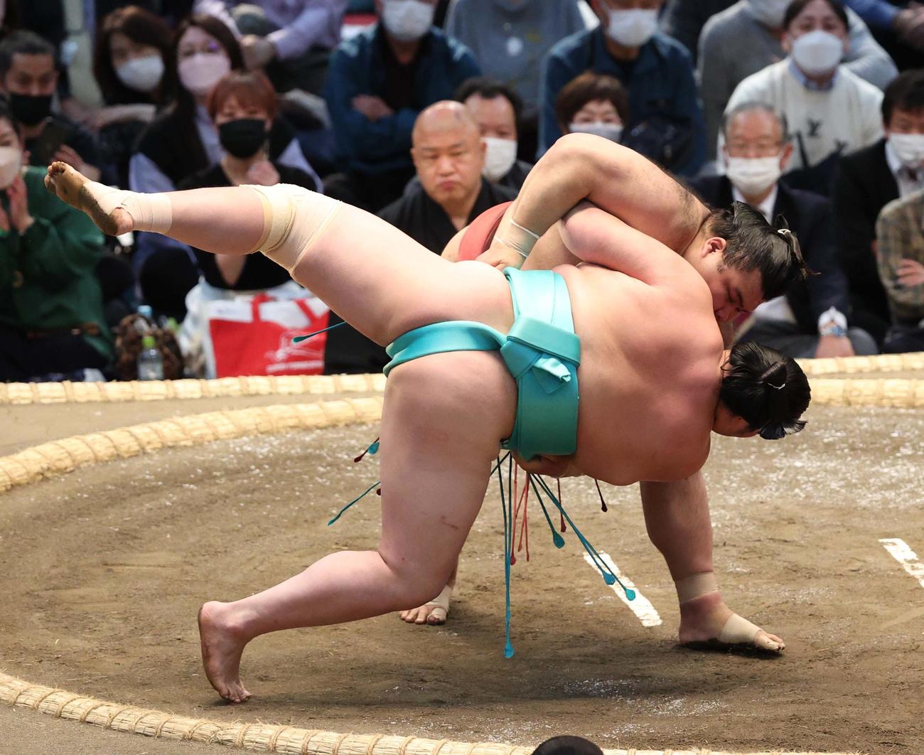 琴ノ若を上手投げで破る高安（撮影・上田博志）