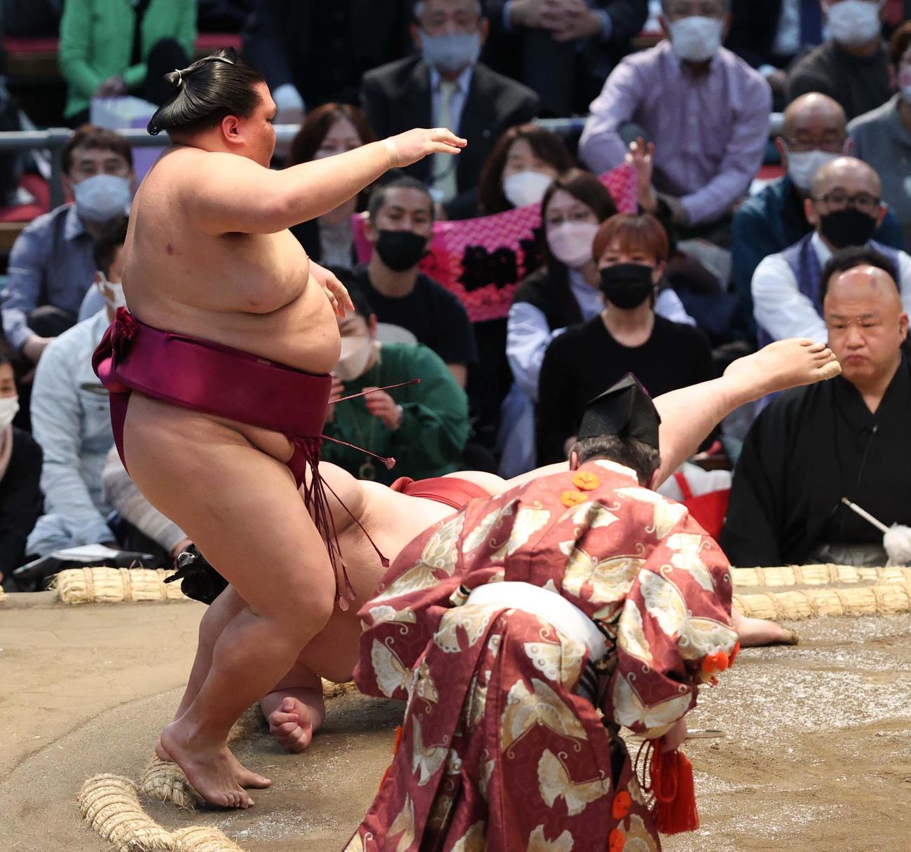 御嶽海（左）ははたき込みで隆の勝を破る（撮影・上田博志）