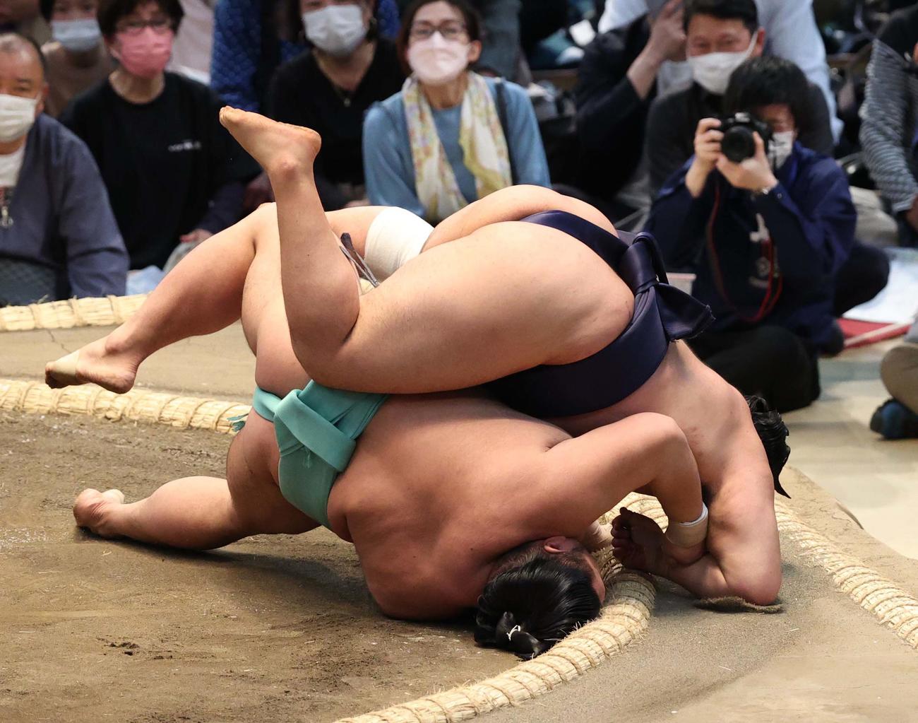 千代の国（左）は切り返しで天空海を破る（撮影・上田博志）