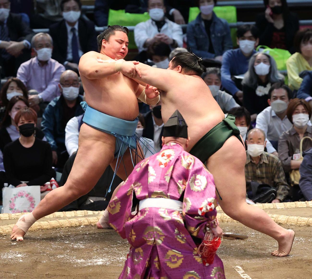 千代大龍（右）は突き出しで琴勝峰を破る（撮影・上田博志）