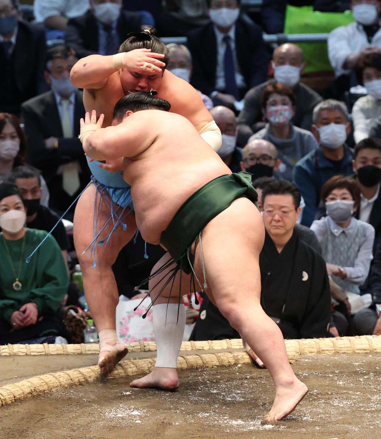 千代大龍（右）は突き出しで琴勝峰を破る（撮影・上田博志）