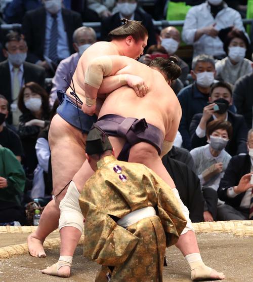 逸ノ城（左）を寄り切りで破る照ノ富士（撮影・上田博志）