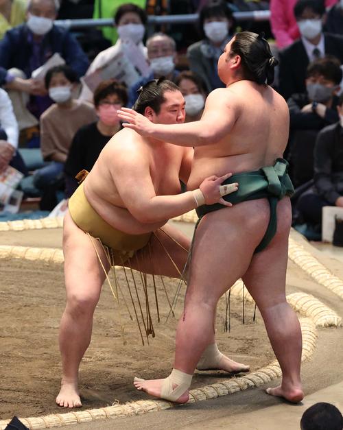 輝（左）は寄り切りで錦木を破る（撮影・上田博志）