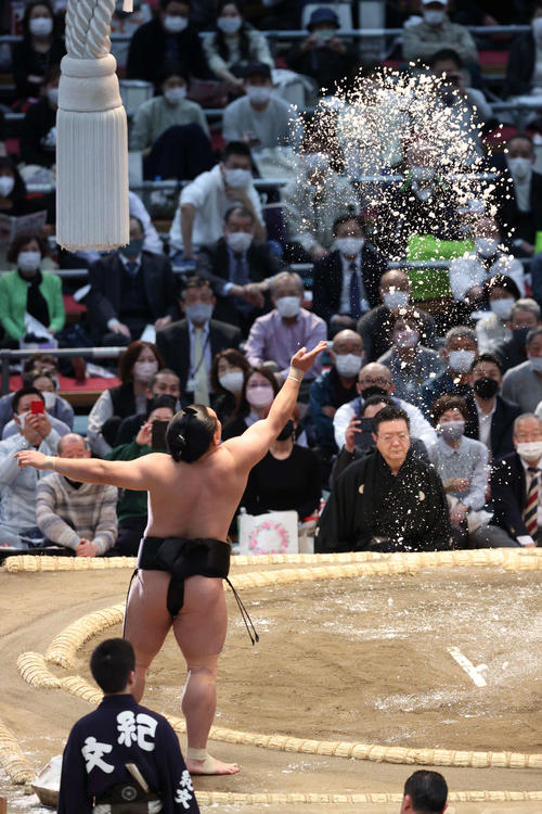 塩をまく照強（撮影・上田博志）