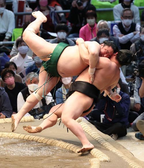 佐田の海（左）は寄り倒しで若元春を破る（撮影・上田博志）