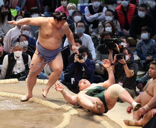 隠岐の海（右）をはたき込みで破る翔猿（撮影・上田博志）