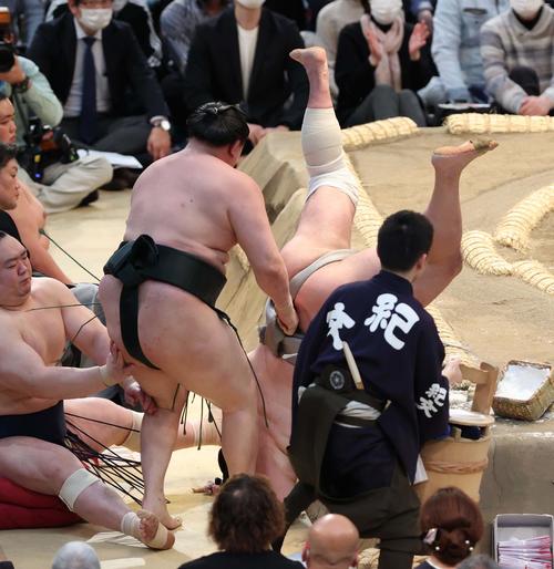 千代翔馬（左）を押し出しで破る北勝富士（撮影・上田博志）