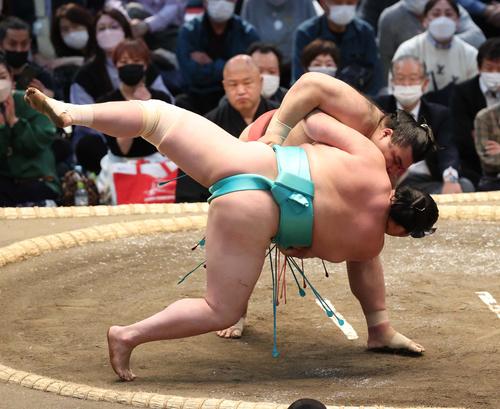 琴ノ若を上手投げで破る高安（撮影・上田博志）