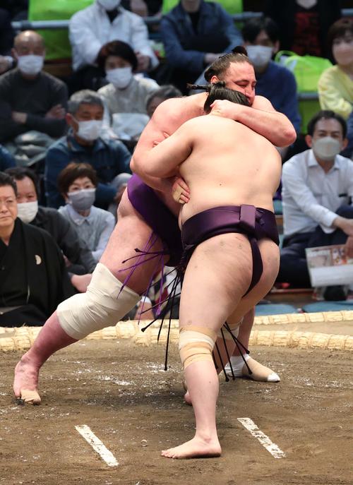 栃ノ心は首ひねりで一山本を破る（撮影・上田博志）