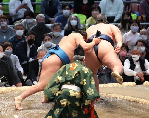 豊昇龍は送り出しで玉鷲を破る（撮影・上田博志）