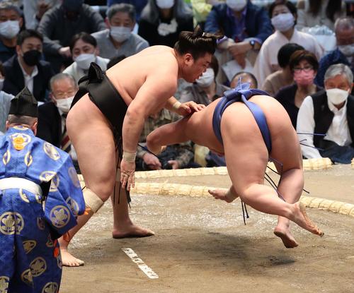 霧馬山（左）ははたき込みで若隆景を破る（撮影・上田博志）