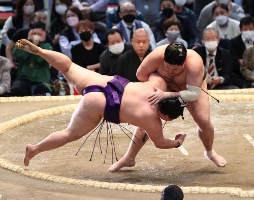 阿炎（右）は小手投げで明生を破る（撮影・上田博志）