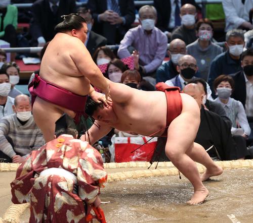 御嶽海（左）ははたき込みで隆の勝を破る（撮影・上田博志）