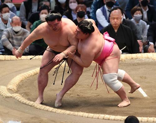 宇良（右）は送り出しで正代を破る（撮影・上田博志）