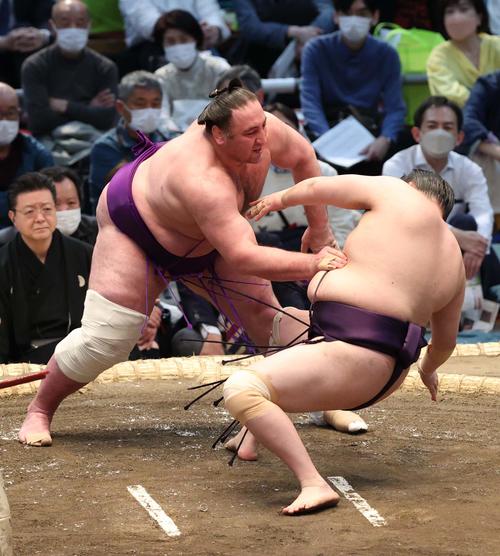 栃ノ心は首ひねりで一山本を破る（撮影・上田博志）
