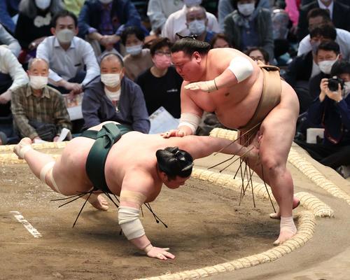豊山（左）を引き落としで破る荒篤山（撮影・上田博志）