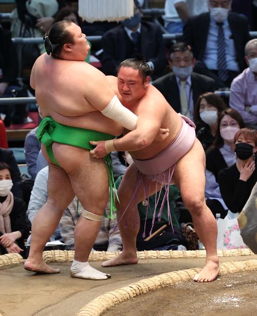 千代丸（左）を寄り切りで破る琴恵光（撮影・上田博志）