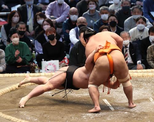 志摩ノ海（右）照強をはたき込みで破る（撮影・上田博志）