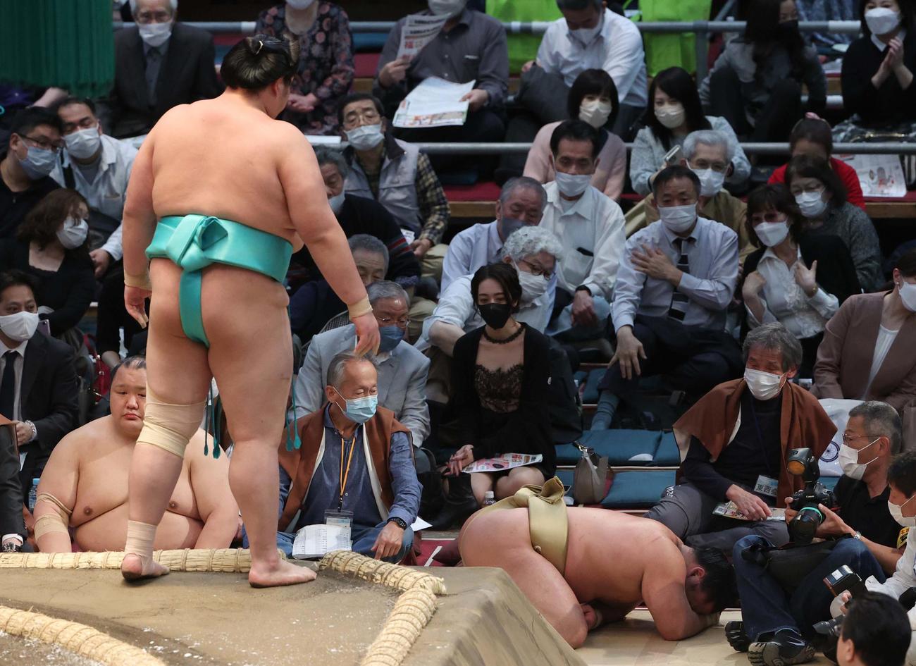 大相撲春場所3日目　琴ノ若（左）に押し出しで敗れた石浦は土俵下で立てず（撮影・上田博志）