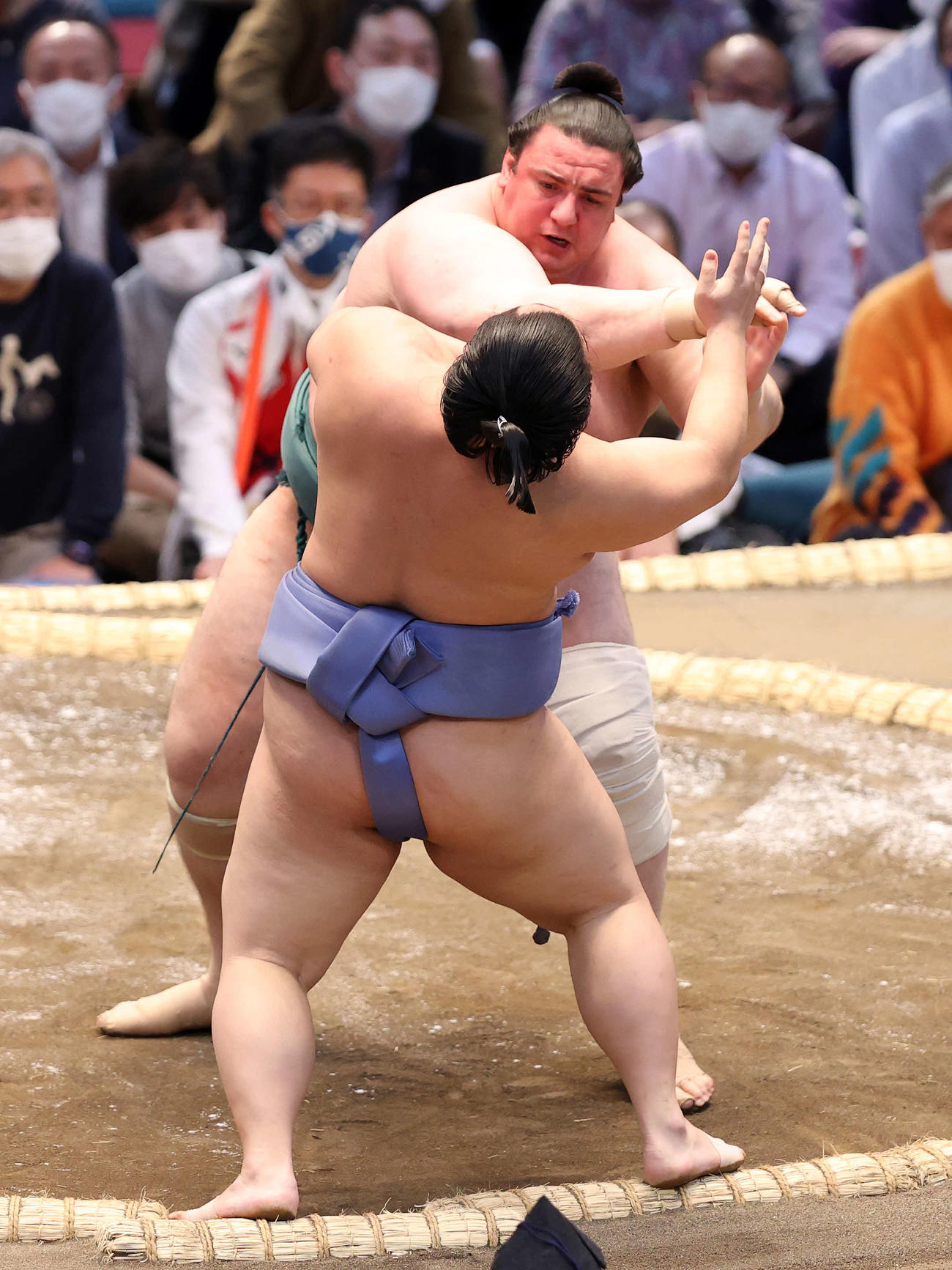 22年3月14日、春場所2日目　翔猿（手前）を押し出しで破る碧山（撮影・鈴木正人）