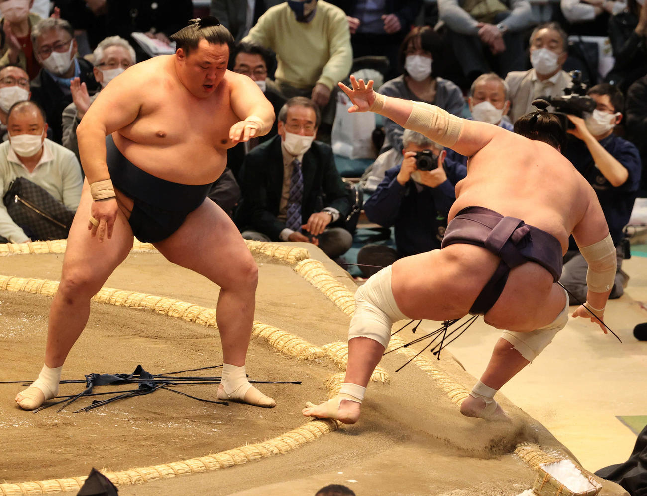 玉鷲に押し倒しで敗れる照ノ富士（撮影・渦原淳）