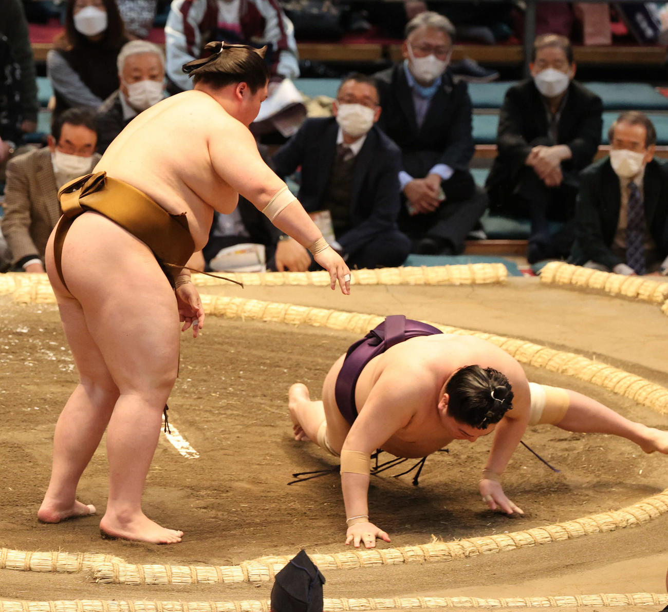 王鵬がはたきこみで一山本を破る（撮影・渦原淳）