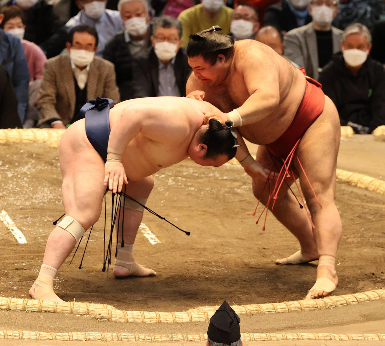 宝富士を突き落としに破る高安（撮影・渦原淳）
