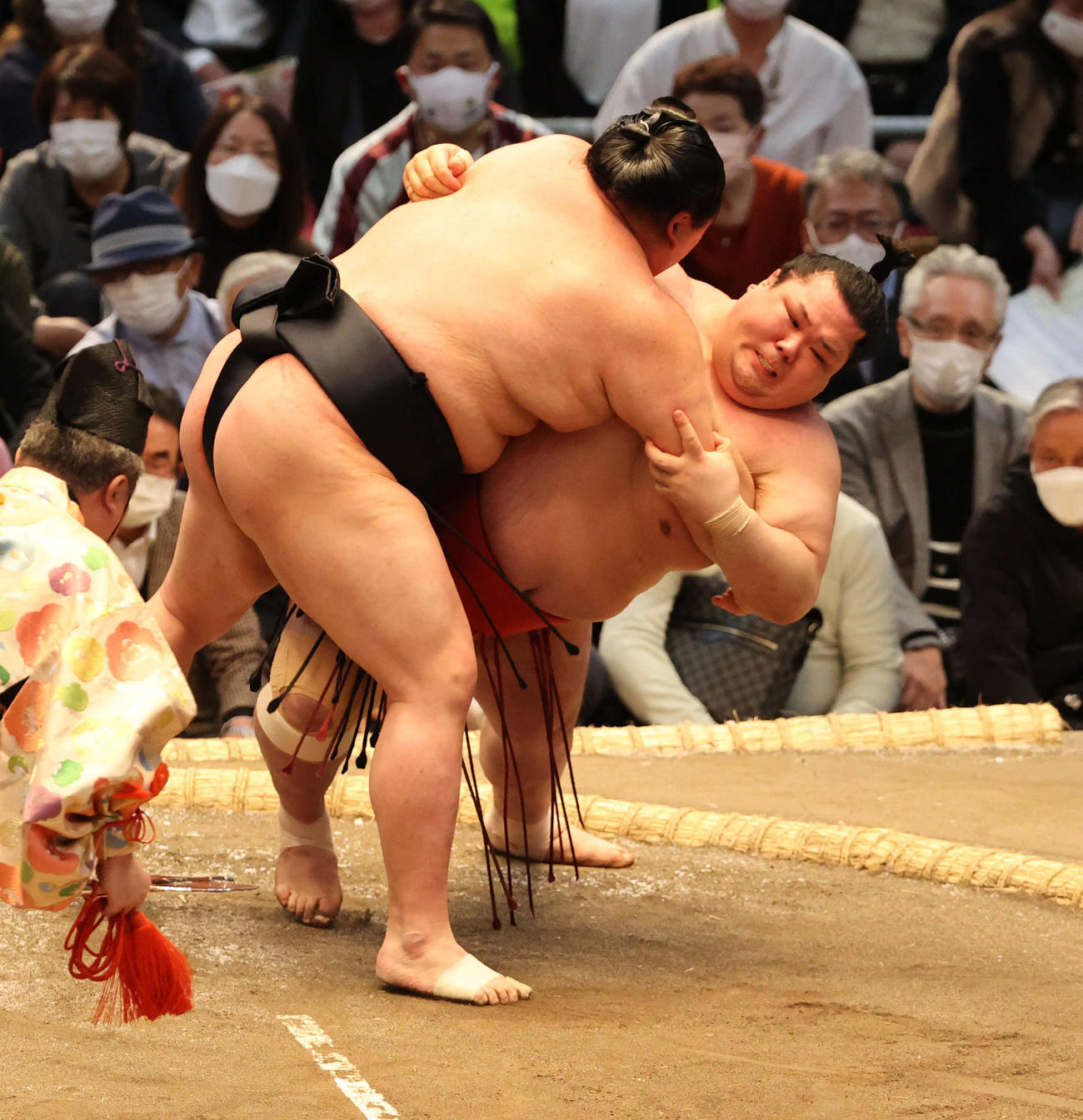 阿武咲を破る正代（左）（撮影・渦原淳）