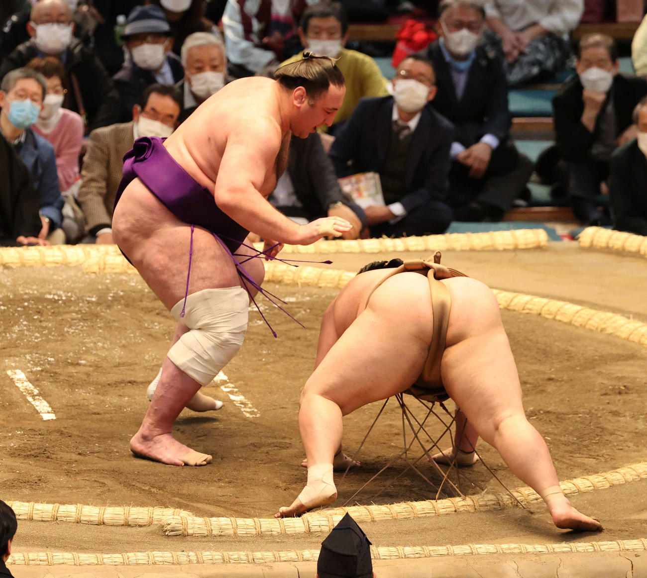 荒篤山を押し出しで破る栃ノ心（撮影・渦原淳）