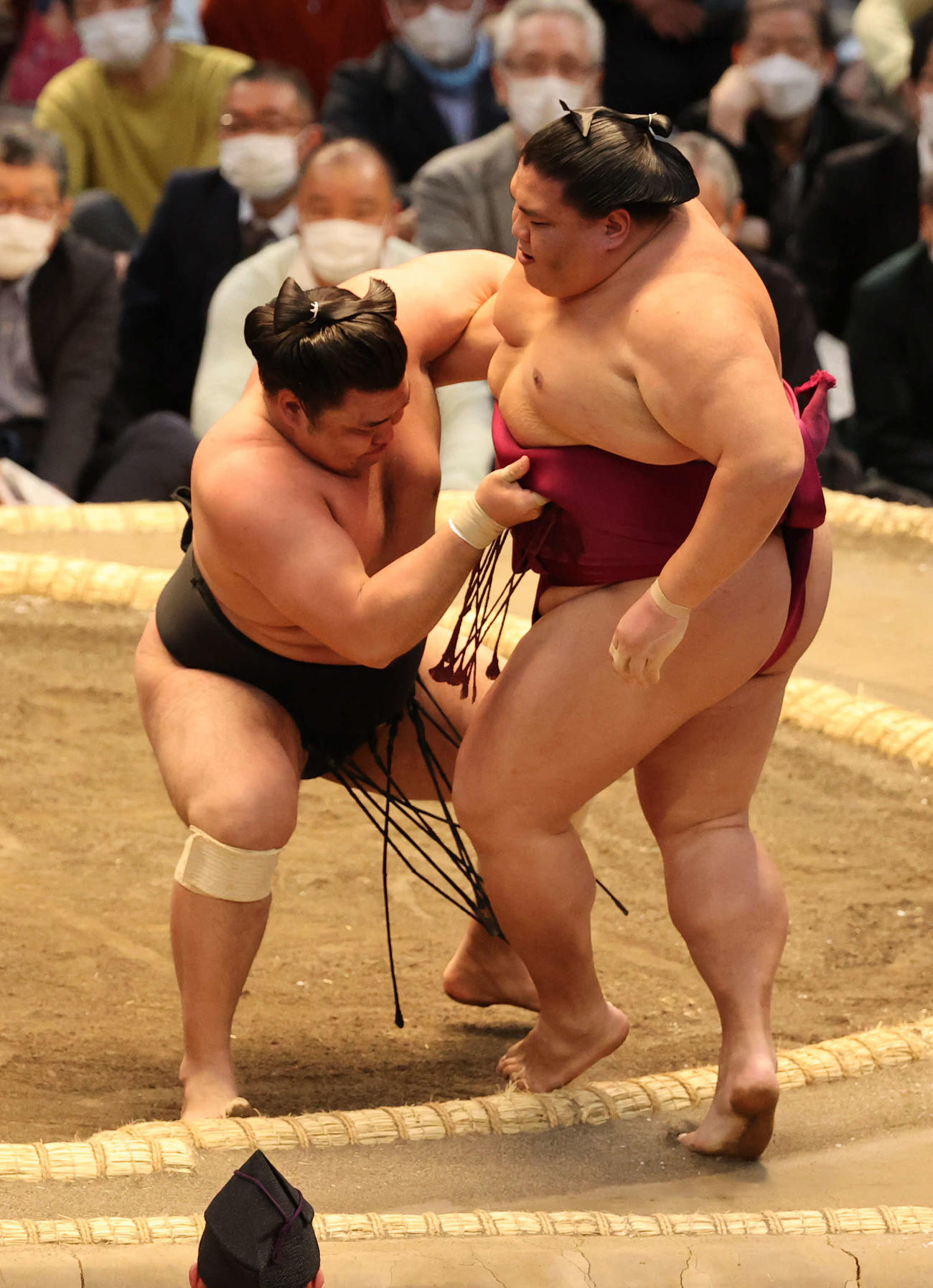 霧馬山が御嶽海を寄り切る（撮影・渦原淳）